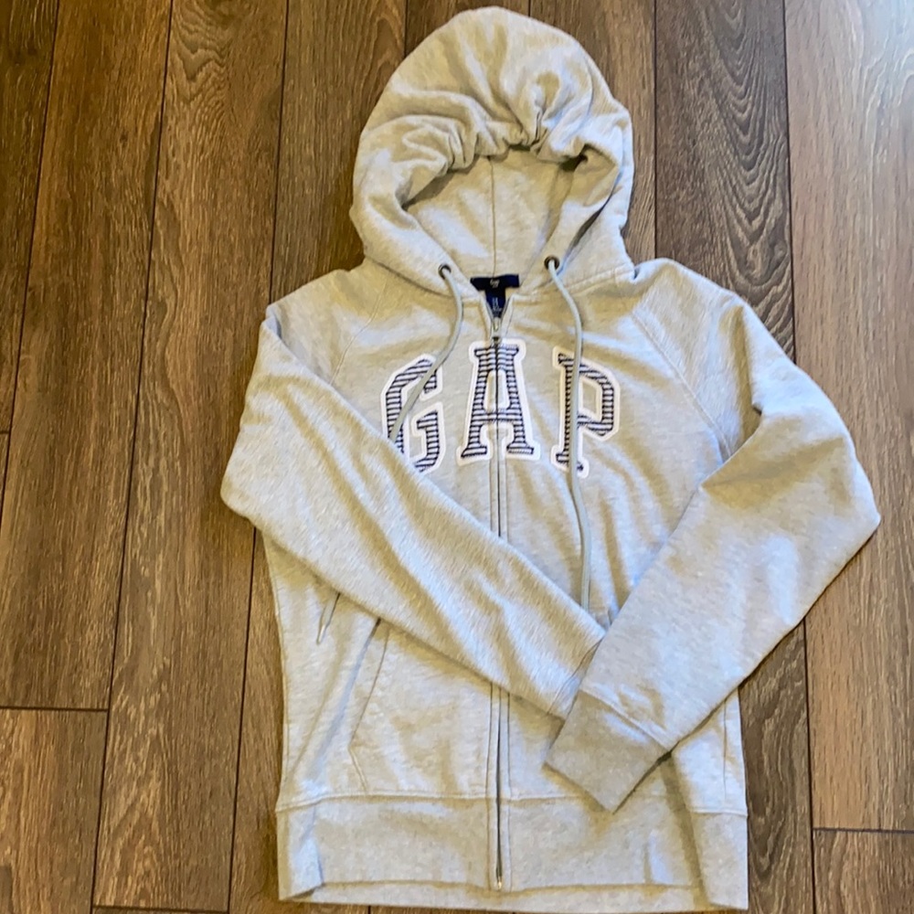 Gap sweater